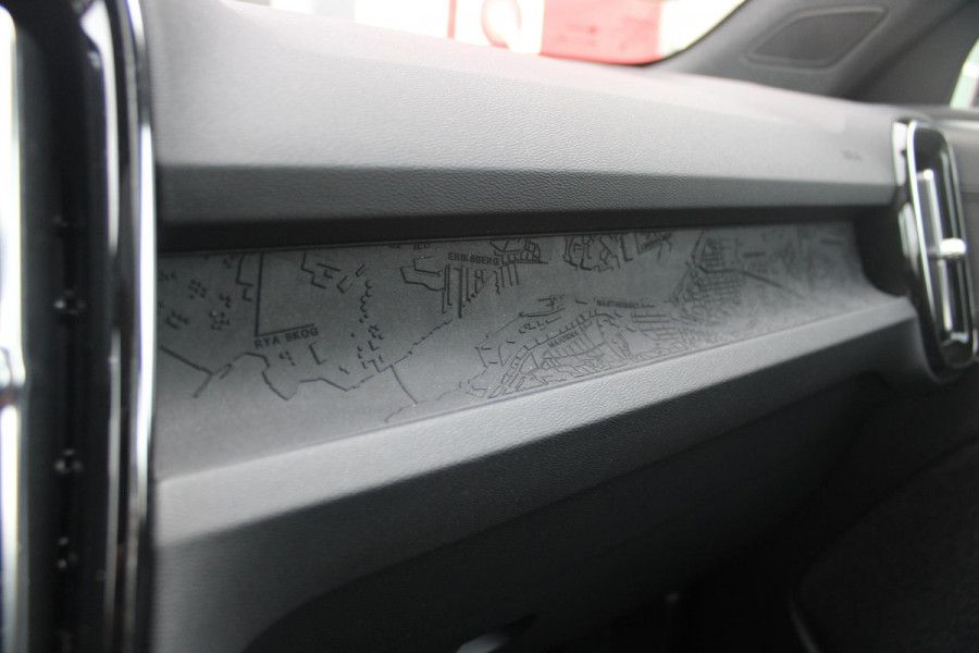 Volvo C40 Single Motor Core 238PK 69 kWh | PANORAMADAK | STOEL / STUUR VERWARMING | DODEHOEKDETECTIE | ACHTERUITRIJCAMERA | NAVIGATIE | APPLE-CARPLAY / ANDROID-AUTO | CRUISE CONTROL | KEYLESS START | DRAADLOZE TELEFOONLADER | PARKEERSENSOREN VOOR / ACHTER |