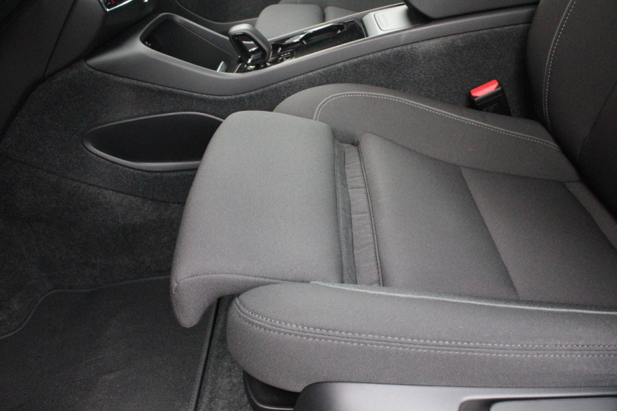 Volvo C40 Single Motor Core 238PK 69 kWh | PANORAMADAK | STOEL / STUUR VERWARMING | DODEHOEKDETECTIE | ACHTERUITRIJCAMERA | NAVIGATIE | APPLE-CARPLAY / ANDROID-AUTO | CRUISE CONTROL | KEYLESS START | DRAADLOZE TELEFOONLADER | PARKEERSENSOREN VOOR / ACHTER |