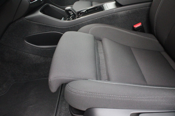 Volvo C40 Single Motor Core 238PK 69 kWh | PANORAMADAK | STOEL / STUUR VERWARMING | DODEHOEKDETECTIE | ACHTERUITRIJCAMERA | NAVIGATIE | APPLE-CARPLAY / ANDROID-AUTO | CRUISE CONTROL | KEYLESS START | DRAADLOZE TELEFOONLADER | PARKEERSENSOREN VOOR / ACHTER |