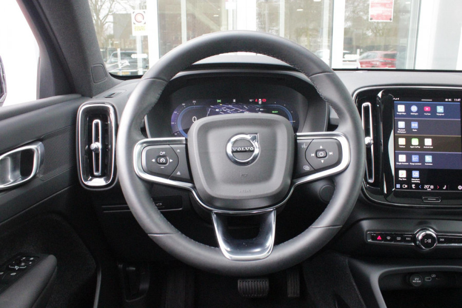 Volvo C40 Single Motor Core 238PK 69 kWh | PANORAMADAK | STOEL / STUUR VERWARMING | DODEHOEKDETECTIE | ACHTERUITRIJCAMERA | NAVIGATIE | APPLE-CARPLAY / ANDROID-AUTO | CRUISE CONTROL | KEYLESS START | DRAADLOZE TELEFOONLADER | PARKEERSENSOREN VOOR / ACHTER |