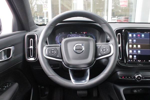 Volvo C40 Single Motor Core 238PK 69 kWh | PANORAMADAK | STOEL / STUUR VERWARMING | DODEHOEKDETECTIE | ACHTERUITRIJCAMERA | NAVIGATIE | APPLE-CARPLAY / ANDROID-AUTO | CRUISE CONTROL | KEYLESS START | DRAADLOZE TELEFOONLADER | PARKEERSENSOREN VOOR / ACHTER |