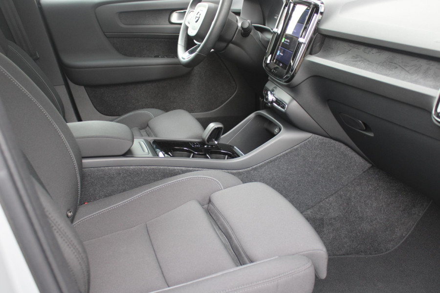 Volvo C40 Single Motor Core 238PK 69 kWh | PANORAMADAK | STOEL / STUUR VERWARMING | DODEHOEKDETECTIE | ACHTERUITRIJCAMERA | NAVIGATIE | APPLE-CARPLAY / ANDROID-AUTO | CRUISE CONTROL | KEYLESS START | DRAADLOZE TELEFOONLADER | PARKEERSENSOREN VOOR / ACHTER |