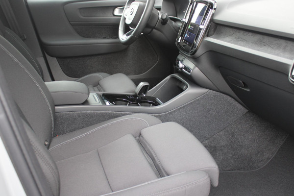 Volvo C40 Single Motor Core 238PK 69 kWh | PANORAMADAK | STOEL / STUUR VERWARMING | DODEHOEKDETECTIE | ACHTERUITRIJCAMERA | NAVIGATIE | APPLE-CARPLAY / ANDROID-AUTO | CRUISE CONTROL | KEYLESS START | DRAADLOZE TELEFOONLADER | PARKEERSENSOREN VOOR / ACHTER |
