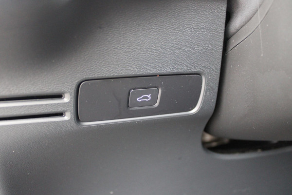 Volvo C40 Single Motor Core 238PK 69 kWh | PANORAMADAK | STOEL / STUUR VERWARMING | DODEHOEKDETECTIE | ACHTERUITRIJCAMERA | NAVIGATIE | APPLE-CARPLAY / ANDROID-AUTO | CRUISE CONTROL | KEYLESS START | DRAADLOZE TELEFOONLADER | PARKEERSENSOREN VOOR / ACHTER |