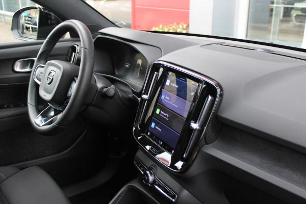 Volvo C40 Single Motor Core 238PK 69 kWh | PANORAMADAK | STOEL / STUUR VERWARMING | DODEHOEKDETECTIE | ACHTERUITRIJCAMERA | NAVIGATIE | APPLE-CARPLAY / ANDROID-AUTO | CRUISE CONTROL | KEYLESS START | DRAADLOZE TELEFOONLADER | PARKEERSENSOREN VOOR / ACHTER |