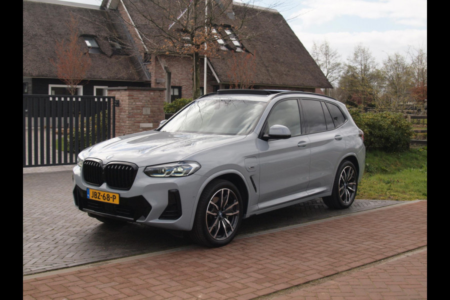 BMW X3 xDrive30e High Executive | M-pakket | Panoramadak | Trekhaak | Sfeerverlichting | Head-Up Display|  360 Camera | Led Laser |