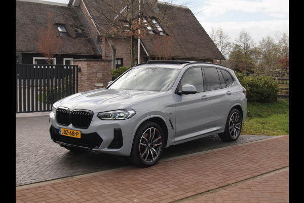 BMW X3 xDrive30e High Executive | M-pakket | Panoramadak | Trekhaak | Sfeerverlichting | Head-Up Display|  360 Camera | Led Laser |