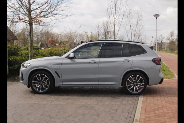 BMW X3 xDrive30e High Executive | M-pakket | Panoramadak | Trekhaak | Sfeerverlichting | Head-Up Display|  360 Camera | Led Laser |