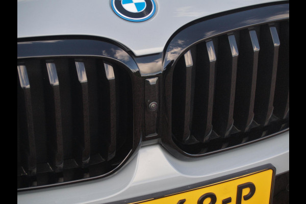 BMW X3 xDrive30e High Executive | M-pakket | Panoramadak | Trekhaak | Sfeerverlichting | Head-Up Display|  360 Camera | Led Laser |