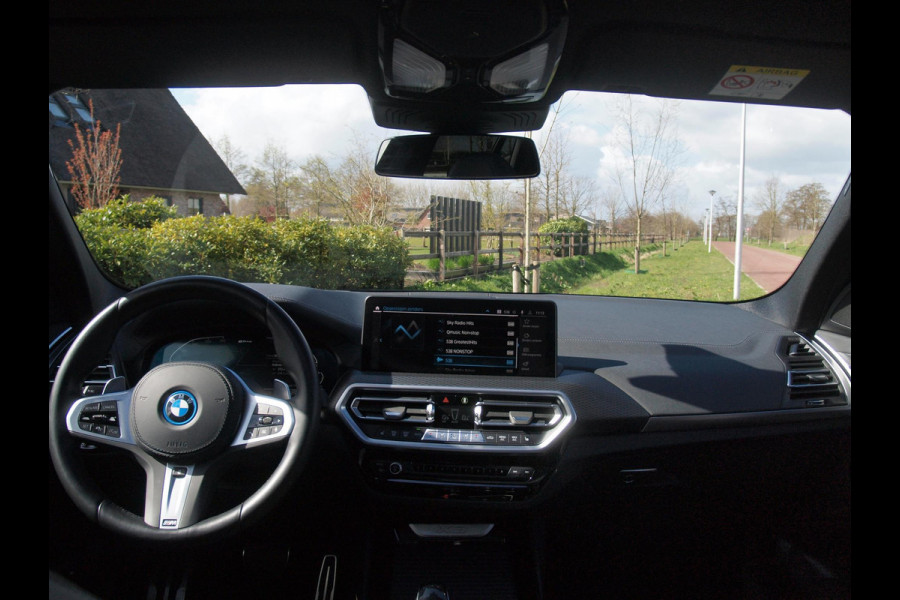 BMW X3 xDrive30e High Executive | M-pakket | Panoramadak | Trekhaak | Sfeerverlichting | Head-Up Display|  360 Camera | Led Laser |