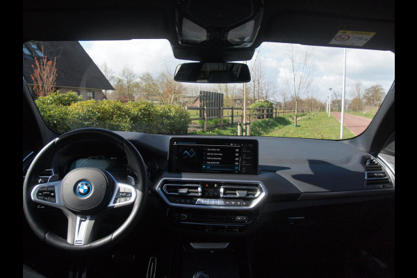 BMW X3 xDrive30e High Executive | M-pakket | Panoramadak | Trekhaak | Sfeerverlichting | Head-Up Display|  360 Camera | Led Laser |