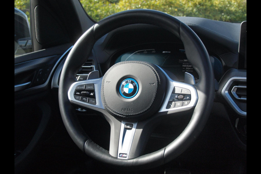 BMW X3 xDrive30e High Executive | M-pakket | Panoramadak | Trekhaak | Sfeerverlichting | Head-Up Display|  360 Camera | Led Laser |