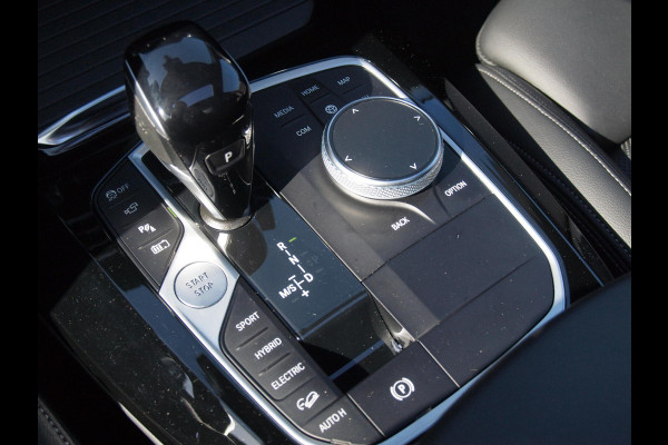 BMW X3 xDrive30e High Executive | M-pakket | Panoramadak | Trekhaak | Sfeerverlichting | Head-Up Display|  360 Camera | Led Laser |