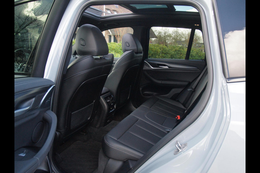 BMW X3 xDrive30e High Executive | M-pakket | Panoramadak | Trekhaak | Sfeerverlichting | Head-Up Display|  360 Camera | Led Laser |