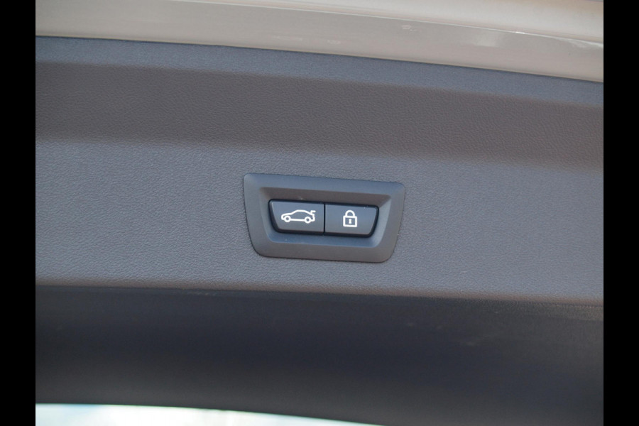 BMW X3 xDrive30e High Executive | M-pakket | Panoramadak | Trekhaak | Sfeerverlichting | Head-Up Display|  360 Camera | Led Laser |