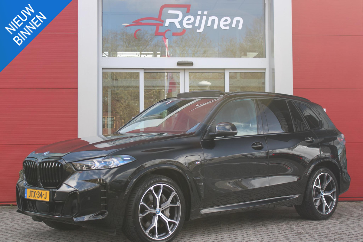 BMW X5 xDrive50e 490PK M-SPORT | PANORAMA SCHUIF/KANTEL DAK "SKY LOUNGE" | COMFORT STOELEN ELEKTRISCH VERSTELBAAR MET GEHEUGENFUNCTIE EN VERWARMBAAR VOOR EN ACHTER | LEDEREN BEKLEDING BMW INDIVIDUAL ZWART | EDELHOUT INTERIEURLIJSTEN | RIJASSISTENT-SYSTEEM DRIVING ASSISTANT PROFFESIONAL MET O.A. DODEHOEK DETECTIE EN ADAPTIVE CRUISE CONTROL | TRAVEL PAKKET | INNOVATIE-PAKKET: PARKEERASSISTENT-PAKKET PROFESSIONAL/ADAPTIEVE LED KOPLAMPEN/HARMAN/KARDON AUDIO SYSTEM/BMW LIVE PROFESSIONAL/RIJASSISTEN-SYSTEEM BMW GESTURE CONTROL/RIJSTROOK ASSISTENT/RIJSTROOKWISSEL ASSISTENT/BOTSWAARS