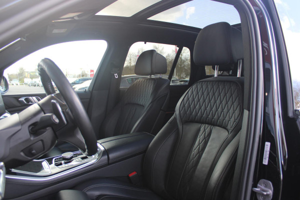 BMW X5 xDrive50e 490PK M-SPORT | PANORAMA SCHUIF/KANTEL DAK "SKY LOUNGE" | COMFORT STOELEN ELEKTRISCH VERSTELBAAR MET GEHEUGENFUNCTIE EN VERWARMBAAR VOOR EN ACHTER | LEDEREN BEKLEDING BMW INDIVIDUAL ZWART | EDELHOUT INTERIEURLIJSTEN | RIJASSISTENT-SYSTEEM DRIVING ASSISTANT PROFFESIONAL MET O.A. DODEHOEK DETECTIE EN ADAPTIVE CRUISE CONTROL | TRAVEL PAKKET | INNOVATIE-PAKKET: PARKEERASSISTENT-PAKKET PROFESSIONAL/ADAPTIEVE LED KOPLAMPEN/HARMAN/KARDON AUDIO SYSTEM/BMW LIVE PROFESSIONAL/RIJASSISTEN-SYSTEEM BMW GESTURE CONTROL/RIJSTROOK ASSISTENT/RIJSTROOKWISSEL ASSISTENT/BOTSWAARS