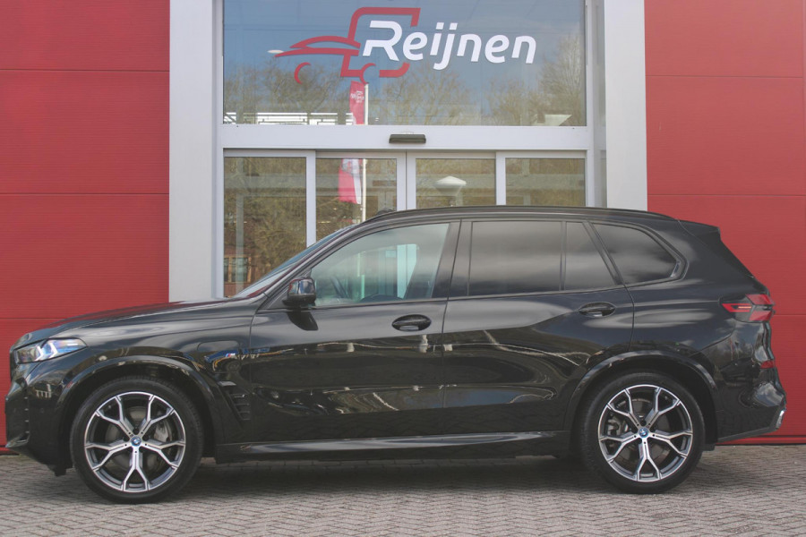 BMW X5 xDrive50e 490PK M-SPORT | PANORAMA SCHUIF/KANTEL DAK "SKY LOUNGE" | COMFORT STOELEN ELEKTRISCH VERSTELBAAR MET GEHEUGENFUNCTIE EN VERWARMBAAR VOOR EN ACHTER | LEDEREN BEKLEDING BMW INDIVIDUAL ZWART | EDELHOUT INTERIEURLIJSTEN | RIJASSISTENT-SYSTEEM DRIVING ASSISTANT PROFFESIONAL MET O.A. DODEHOEK DETECTIE EN ADAPTIVE CRUISE CONTROL | TRAVEL PAKKET | INNOVATIE-PAKKET: PARKEERASSISTENT-PAKKET PROFESSIONAL/ADAPTIEVE LED KOPLAMPEN/HARMAN/KARDON AUDIO SYSTEM/BMW LIVE PROFESSIONAL/RIJASSISTEN-SYSTEEM BMW GESTURE CONTROL/RIJSTROOK ASSISTENT/RIJSTROOKWISSEL ASSISTENT/BOTSWAARS