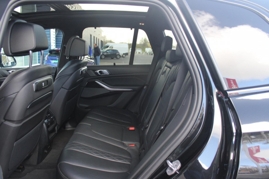 BMW X5 xDrive50e 490PK M-SPORT | PANORAMA SCHUIF/KANTEL DAK "SKY LOUNGE" | COMFORT STOELEN ELEKTRISCH VERSTELBAAR MET GEHEUGENFUNCTIE EN VERWARMBAAR VOOR EN ACHTER | LEDEREN BEKLEDING BMW INDIVIDUAL ZWART | EDELHOUT INTERIEURLIJSTEN | RIJASSISTENT-SYSTEEM DRIVING ASSISTANT PROFFESIONAL MET O.A. DODEHOEK DETECTIE EN ADAPTIVE CRUISE CONTROL | TRAVEL PAKKET | INNOVATIE-PAKKET: PARKEERASSISTENT-PAKKET PROFESSIONAL/ADAPTIEVE LED KOPLAMPEN/HARMAN/KARDON AUDIO SYSTEM/BMW LIVE PROFESSIONAL/RIJASSISTEN-SYSTEEM BMW GESTURE CONTROL/RIJSTROOK ASSISTENT/RIJSTROOKWISSEL ASSISTENT/BOTSWAARS