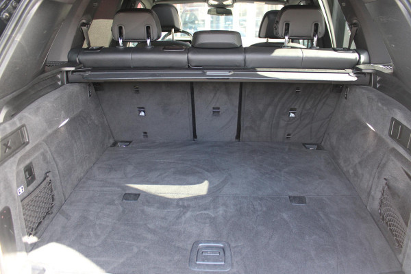 BMW X5 xDrive50e 490PK M-SPORT | PANORAMA SCHUIF/KANTEL DAK "SKY LOUNGE" | COMFORT STOELEN ELEKTRISCH VERSTELBAAR MET GEHEUGENFUNCTIE EN VERWARMBAAR VOOR EN ACHTER | LEDEREN BEKLEDING BMW INDIVIDUAL ZWART | EDELHOUT INTERIEURLIJSTEN | RIJASSISTENT-SYSTEEM DRIVING ASSISTANT PROFFESIONAL MET O.A. DODEHOEK DETECTIE EN ADAPTIVE CRUISE CONTROL | TRAVEL PAKKET | INNOVATIE-PAKKET: PARKEERASSISTENT-PAKKET PROFESSIONAL/ADAPTIEVE LED KOPLAMPEN/HARMAN/KARDON AUDIO SYSTEM/BMW LIVE PROFESSIONAL/RIJASSISTEN-SYSTEEM BMW GESTURE CONTROL/RIJSTROOK ASSISTENT/RIJSTROOKWISSEL ASSISTENT/BOTSWAARS