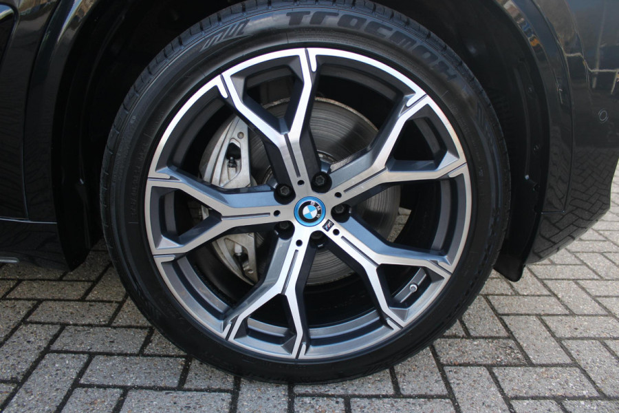 BMW X5 xDrive50e 490PK M-SPORT | PANORAMA SCHUIF/KANTEL DAK "SKY LOUNGE" | COMFORT STOELEN ELEKTRISCH VERSTELBAAR MET GEHEUGENFUNCTIE EN VERWARMBAAR VOOR EN ACHTER | LEDEREN BEKLEDING BMW INDIVIDUAL ZWART | EDELHOUT INTERIEURLIJSTEN | RIJASSISTENT-SYSTEEM DRIVING ASSISTANT PROFFESIONAL MET O.A. DODEHOEK DETECTIE EN ADAPTIVE CRUISE CONTROL | TRAVEL PAKKET | INNOVATIE-PAKKET: PARKEERASSISTENT-PAKKET PROFESSIONAL/ADAPTIEVE LED KOPLAMPEN/HARMAN/KARDON AUDIO SYSTEM/BMW LIVE PROFESSIONAL/RIJASSISTEN-SYSTEEM BMW GESTURE CONTROL/RIJSTROOK ASSISTENT/RIJSTROOKWISSEL ASSISTENT/BOTSWAARS