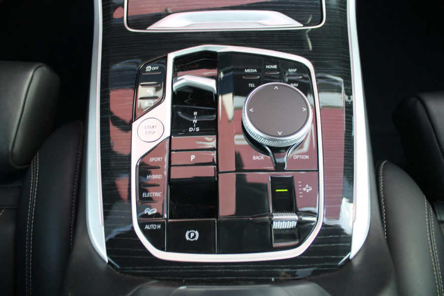 BMW X5 xDrive50e 490PK M-SPORT | PANORAMA SCHUIF/KANTEL DAK "SKY LOUNGE" | COMFORT STOELEN ELEKTRISCH VERSTELBAAR MET GEHEUGENFUNCTIE EN VERWARMBAAR VOOR EN ACHTER | LEDEREN BEKLEDING BMW INDIVIDUAL ZWART | EDELHOUT INTERIEURLIJSTEN | RIJASSISTENT-SYSTEEM DRIVING ASSISTANT PROFFESIONAL MET O.A. DODEHOEK DETECTIE EN ADAPTIVE CRUISE CONTROL | TRAVEL PAKKET | INNOVATIE-PAKKET: PARKEERASSISTENT-PAKKET PROFESSIONAL/ADAPTIEVE LED KOPLAMPEN/HARMAN/KARDON AUDIO SYSTEM/BMW LIVE PROFESSIONAL/RIJASSISTEN-SYSTEEM BMW GESTURE CONTROL/RIJSTROOK ASSISTENT/RIJSTROOKWISSEL ASSISTENT/BOTSWAARS