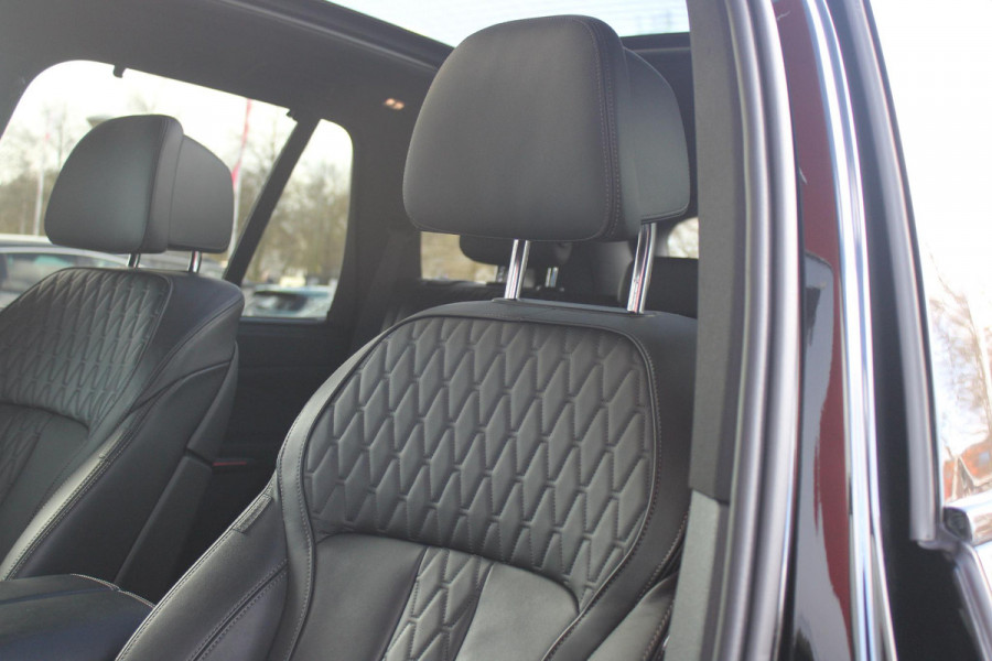 BMW X5 xDrive50e 490PK M-SPORT | PANORAMA SCHUIF/KANTEL DAK "SKY LOUNGE" | COMFORT STOELEN ELEKTRISCH VERSTELBAAR MET GEHEUGENFUNCTIE EN VERWARMBAAR VOOR EN ACHTER | LEDEREN BEKLEDING BMW INDIVIDUAL ZWART | EDELHOUT INTERIEURLIJSTEN | RIJASSISTENT-SYSTEEM DRIVING ASSISTANT PROFFESIONAL MET O.A. DODEHOEK DETECTIE EN ADAPTIVE CRUISE CONTROL | TRAVEL PAKKET | INNOVATIE-PAKKET: PARKEERASSISTENT-PAKKET PROFESSIONAL/ADAPTIEVE LED KOPLAMPEN/HARMAN/KARDON AUDIO SYSTEM/BMW LIVE PROFESSIONAL/RIJASSISTEN-SYSTEEM BMW GESTURE CONTROL/RIJSTROOK ASSISTENT/RIJSTROOKWISSEL ASSISTENT/BOTSWAARS