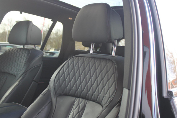 BMW X5 xDrive50e 490PK M-SPORT | PANORAMA SCHUIF/KANTEL DAK "SKY LOUNGE" | COMFORT STOELEN ELEKTRISCH VERSTELBAAR MET GEHEUGENFUNCTIE EN VERWARMBAAR VOOR EN ACHTER | LEDEREN BEKLEDING BMW INDIVIDUAL ZWART | EDELHOUT INTERIEURLIJSTEN | RIJASSISTENT-SYSTEEM DRIVING ASSISTANT PROFFESIONAL MET O.A. DODEHOEK DETECTIE EN ADAPTIVE CRUISE CONTROL | TRAVEL PAKKET | INNOVATIE-PAKKET: PARKEERASSISTENT-PAKKET PROFESSIONAL/ADAPTIEVE LED KOPLAMPEN/HARMAN/KARDON AUDIO SYSTEM/BMW LIVE PROFESSIONAL/RIJASSISTEN-SYSTEEM BMW GESTURE CONTROL/RIJSTROOK ASSISTENT/RIJSTROOKWISSEL ASSISTENT/BOTSWAARS