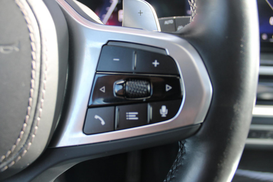 BMW X5 xDrive50e 490PK M-SPORT | PANORAMA SCHUIF/KANTEL DAK "SKY LOUNGE" | COMFORT STOELEN ELEKTRISCH VERSTELBAAR MET GEHEUGENFUNCTIE EN VERWARMBAAR VOOR EN ACHTER | LEDEREN BEKLEDING BMW INDIVIDUAL ZWART | EDELHOUT INTERIEURLIJSTEN | RIJASSISTENT-SYSTEEM DRIVING ASSISTANT PROFFESIONAL MET O.A. DODEHOEK DETECTIE EN ADAPTIVE CRUISE CONTROL | TRAVEL PAKKET | INNOVATIE-PAKKET: PARKEERASSISTENT-PAKKET PROFESSIONAL/ADAPTIEVE LED KOPLAMPEN/HARMAN/KARDON AUDIO SYSTEM/BMW LIVE PROFESSIONAL/RIJASSISTEN-SYSTEEM BMW GESTURE CONTROL/RIJSTROOK ASSISTENT/RIJSTROOKWISSEL ASSISTENT/BOTSWAARS