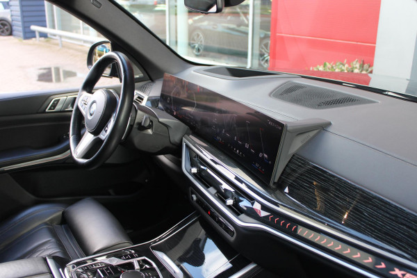 BMW X5 xDrive50e 490PK M-SPORT | PANORAMA SCHUIF/KANTEL DAK "SKY LOUNGE" | COMFORT STOELEN ELEKTRISCH VERSTELBAAR MET GEHEUGENFUNCTIE EN VERWARMBAAR VOOR EN ACHTER | LEDEREN BEKLEDING BMW INDIVIDUAL ZWART | EDELHOUT INTERIEURLIJSTEN | RIJASSISTENT-SYSTEEM DRIVING ASSISTANT PROFFESIONAL MET O.A. DODEHOEK DETECTIE EN ADAPTIVE CRUISE CONTROL | TRAVEL PAKKET | INNOVATIE-PAKKET: PARKEERASSISTENT-PAKKET PROFESSIONAL/ADAPTIEVE LED KOPLAMPEN/HARMAN/KARDON AUDIO SYSTEM/BMW LIVE PROFESSIONAL/RIJASSISTEN-SYSTEEM BMW GESTURE CONTROL/RIJSTROOK ASSISTENT/RIJSTROOKWISSEL ASSISTENT/BOTSWAARS