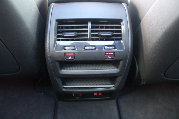 BMW X5 xDrive50e 490PK M-SPORT | PANORAMA SCHUIF/KANTEL DAK "SKY LOUNGE" | COMFORT STOELEN ELEKTRISCH VERSTELBAAR MET GEHEUGENFUNCTIE EN VERWARMBAAR VOOR EN ACHTER | LEDEREN BEKLEDING BMW INDIVIDUAL ZWART | EDELHOUT INTERIEURLIJSTEN | RIJASSISTENT-SYSTEEM DRIVING ASSISTANT PROFFESIONAL MET O.A. DODEHOEK DETECTIE EN ADAPTIVE CRUISE CONTROL | TRAVEL PAKKET | INNOVATIE-PAKKET: PARKEERASSISTENT-PAKKET PROFESSIONAL/ADAPTIEVE LED KOPLAMPEN/HARMAN/KARDON AUDIO SYSTEM/BMW LIVE PROFESSIONAL/RIJASSISTEN-SYSTEEM BMW GESTURE CONTROL/RIJSTROOK ASSISTENT/RIJSTROOKWISSEL ASSISTENT/BOTSWAARS