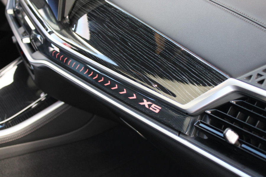 BMW X5 xDrive50e 490PK M-SPORT | PANORAMA SCHUIF/KANTEL DAK "SKY LOUNGE" | COMFORT STOELEN ELEKTRISCH VERSTELBAAR MET GEHEUGENFUNCTIE EN VERWARMBAAR VOOR EN ACHTER | LEDEREN BEKLEDING BMW INDIVIDUAL ZWART | EDELHOUT INTERIEURLIJSTEN | RIJASSISTENT-SYSTEEM DRIVING ASSISTANT PROFFESIONAL MET O.A. DODEHOEK DETECTIE EN ADAPTIVE CRUISE CONTROL | TRAVEL PAKKET | INNOVATIE-PAKKET: PARKEERASSISTENT-PAKKET PROFESSIONAL/ADAPTIEVE LED KOPLAMPEN/HARMAN/KARDON AUDIO SYSTEM/BMW LIVE PROFESSIONAL/RIJASSISTEN-SYSTEEM BMW GESTURE CONTROL/RIJSTROOK ASSISTENT/RIJSTROOKWISSEL ASSISTENT/BOTSWAARS