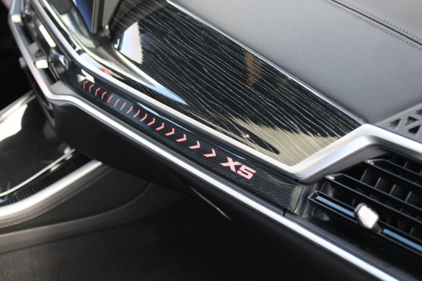 BMW X5 xDrive50e 490PK M-SPORT | PANORAMA SCHUIF/KANTEL DAK "SKY LOUNGE" | COMFORT STOELEN ELEKTRISCH VERSTELBAAR MET GEHEUGENFUNCTIE EN VERWARMBAAR VOOR EN ACHTER | LEDEREN BEKLEDING BMW INDIVIDUAL ZWART | EDELHOUT INTERIEURLIJSTEN | RIJASSISTENT-SYSTEEM DRIVING ASSISTANT PROFFESIONAL MET O.A. DODEHOEK DETECTIE EN ADAPTIVE CRUISE CONTROL | TRAVEL PAKKET | INNOVATIE-PAKKET: PARKEERASSISTENT-PAKKET PROFESSIONAL/ADAPTIEVE LED KOPLAMPEN/HARMAN/KARDON AUDIO SYSTEM/BMW LIVE PROFESSIONAL/RIJASSISTEN-SYSTEEM BMW GESTURE CONTROL/RIJSTROOK ASSISTENT/RIJSTROOKWISSEL ASSISTENT/BOTSWAARS