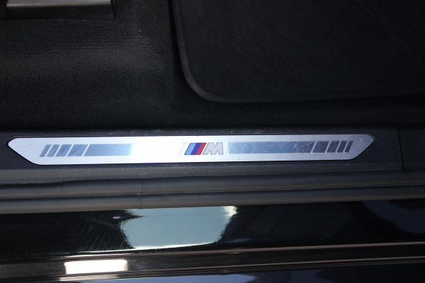 BMW X5 xDrive50e 490PK M-SPORT | PANORAMA SCHUIF/KANTEL DAK "SKY LOUNGE" | COMFORT STOELEN ELEKTRISCH VERSTELBAAR MET GEHEUGENFUNCTIE EN VERWARMBAAR VOOR EN ACHTER | LEDEREN BEKLEDING BMW INDIVIDUAL ZWART | EDELHOUT INTERIEURLIJSTEN | RIJASSISTENT-SYSTEEM DRIVING ASSISTANT PROFFESIONAL MET O.A. DODEHOEK DETECTIE EN ADAPTIVE CRUISE CONTROL | TRAVEL PAKKET | INNOVATIE-PAKKET: PARKEERASSISTENT-PAKKET PROFESSIONAL/ADAPTIEVE LED KOPLAMPEN/HARMAN/KARDON AUDIO SYSTEM/BMW LIVE PROFESSIONAL/RIJASSISTEN-SYSTEEM BMW GESTURE CONTROL/RIJSTROOK ASSISTENT/RIJSTROOKWISSEL ASSISTENT/BOTSWAARS