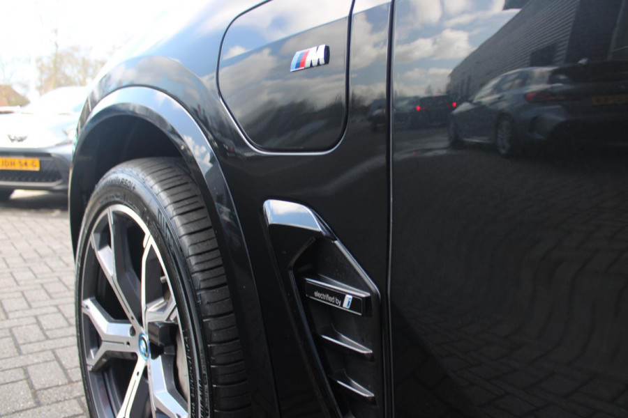 BMW X5 xDrive50e 490PK M-SPORT | PANORAMA SCHUIF/KANTEL DAK "SKY LOUNGE" | COMFORT STOELEN ELEKTRISCH VERSTELBAAR MET GEHEUGENFUNCTIE EN VERWARMBAAR VOOR EN ACHTER | LEDEREN BEKLEDING BMW INDIVIDUAL ZWART | EDELHOUT INTERIEURLIJSTEN | RIJASSISTENT-SYSTEEM DRIVING ASSISTANT PROFFESIONAL MET O.A. DODEHOEK DETECTIE EN ADAPTIVE CRUISE CONTROL | TRAVEL PAKKET | INNOVATIE-PAKKET: PARKEERASSISTENT-PAKKET PROFESSIONAL/ADAPTIEVE LED KOPLAMPEN/HARMAN/KARDON AUDIO SYSTEM/BMW LIVE PROFESSIONAL/RIJASSISTEN-SYSTEEM BMW GESTURE CONTROL/RIJSTROOK ASSISTENT/RIJSTROOKWISSEL ASSISTENT/BOTSWAARS