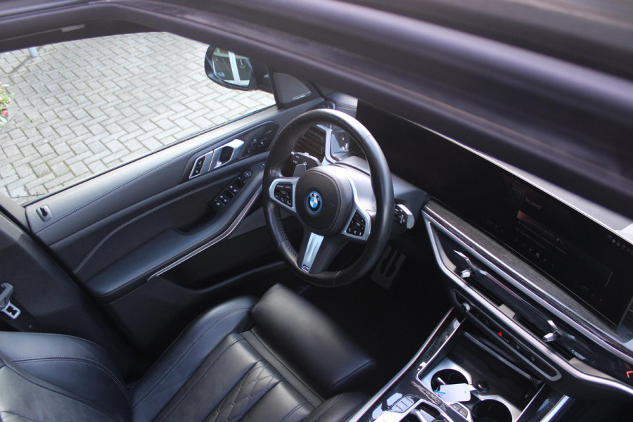 BMW X5 xDrive50e 490PK M-SPORT | PANORAMA SCHUIF/KANTEL DAK "SKY LOUNGE" | COMFORT STOELEN ELEKTRISCH VERSTELBAAR MET GEHEUGENFUNCTIE EN VERWARMBAAR VOOR EN ACHTER | LEDEREN BEKLEDING BMW INDIVIDUAL ZWART | EDELHOUT INTERIEURLIJSTEN | RIJASSISTENT-SYSTEEM DRIVING ASSISTANT PROFFESIONAL MET O.A. DODEHOEK DETECTIE EN ADAPTIVE CRUISE CONTROL | TRAVEL PAKKET | INNOVATIE-PAKKET: PARKEERASSISTENT-PAKKET PROFESSIONAL/ADAPTIEVE LED KOPLAMPEN/HARMAN/KARDON AUDIO SYSTEM/BMW LIVE PROFESSIONAL/RIJASSISTEN-SYSTEEM BMW GESTURE CONTROL/RIJSTROOK ASSISTENT/RIJSTROOKWISSEL ASSISTENT/BOTSWAARS