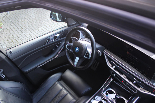 BMW X5 xDrive50e 490PK M-SPORT | PANORAMA SCHUIF/KANTEL DAK "SKY LOUNGE" | COMFORT STOELEN ELEKTRISCH VERSTELBAAR MET GEHEUGENFUNCTIE EN VERWARMBAAR VOOR EN ACHTER | LEDEREN BEKLEDING BMW INDIVIDUAL ZWART | EDELHOUT INTERIEURLIJSTEN | RIJASSISTENT-SYSTEEM DRIVING ASSISTANT PROFFESIONAL MET O.A. DODEHOEK DETECTIE EN ADAPTIVE CRUISE CONTROL | TRAVEL PAKKET | INNOVATIE-PAKKET: PARKEERASSISTENT-PAKKET PROFESSIONAL/ADAPTIEVE LED KOPLAMPEN/HARMAN/KARDON AUDIO SYSTEM/BMW LIVE PROFESSIONAL/RIJASSISTEN-SYSTEEM BMW GESTURE CONTROL/RIJSTROOK ASSISTENT/RIJSTROOKWISSEL ASSISTENT/BOTSWAARS