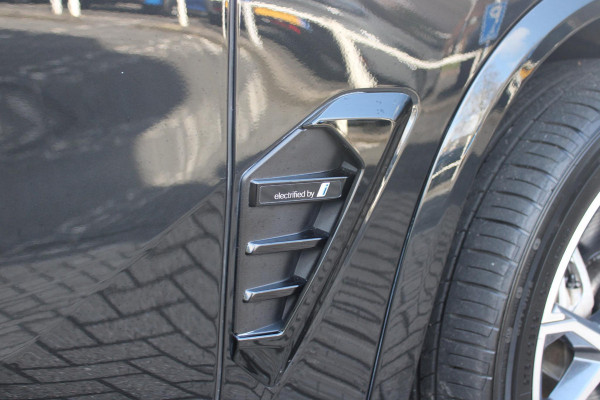 BMW X5 xDrive50e 490PK M-SPORT | PANORAMA SCHUIF/KANTEL DAK "SKY LOUNGE" | COMFORT STOELEN ELEKTRISCH VERSTELBAAR MET GEHEUGENFUNCTIE EN VERWARMBAAR VOOR EN ACHTER | LEDEREN BEKLEDING BMW INDIVIDUAL ZWART | EDELHOUT INTERIEURLIJSTEN | RIJASSISTENT-SYSTEEM DRIVING ASSISTANT PROFFESIONAL MET O.A. DODEHOEK DETECTIE EN ADAPTIVE CRUISE CONTROL | TRAVEL PAKKET | INNOVATIE-PAKKET: PARKEERASSISTENT-PAKKET PROFESSIONAL/ADAPTIEVE LED KOPLAMPEN/HARMAN/KARDON AUDIO SYSTEM/BMW LIVE PROFESSIONAL/RIJASSISTEN-SYSTEEM BMW GESTURE CONTROL/RIJSTROOK ASSISTENT/RIJSTROOKWISSEL ASSISTENT/BOTSWAARS