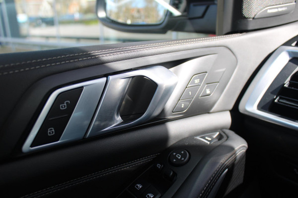 BMW X5 xDrive50e 490PK M-SPORT | PANORAMA SCHUIF/KANTEL DAK "SKY LOUNGE" | COMFORT STOELEN ELEKTRISCH VERSTELBAAR MET GEHEUGENFUNCTIE EN VERWARMBAAR VOOR EN ACHTER | LEDEREN BEKLEDING BMW INDIVIDUAL ZWART | EDELHOUT INTERIEURLIJSTEN | RIJASSISTENT-SYSTEEM DRIVING ASSISTANT PROFFESIONAL MET O.A. DODEHOEK DETECTIE EN ADAPTIVE CRUISE CONTROL | TRAVEL PAKKET | INNOVATIE-PAKKET: PARKEERASSISTENT-PAKKET PROFESSIONAL/ADAPTIEVE LED KOPLAMPEN/HARMAN/KARDON AUDIO SYSTEM/BMW LIVE PROFESSIONAL/RIJASSISTEN-SYSTEEM BMW GESTURE CONTROL/RIJSTROOK ASSISTENT/RIJSTROOKWISSEL ASSISTENT/BOTSWAARS