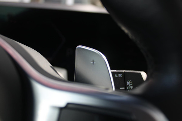 BMW X5 xDrive50e 490PK M-SPORT | PANORAMA SCHUIF/KANTEL DAK "SKY LOUNGE" | COMFORT STOELEN ELEKTRISCH VERSTELBAAR MET GEHEUGENFUNCTIE EN VERWARMBAAR VOOR EN ACHTER | LEDEREN BEKLEDING BMW INDIVIDUAL ZWART | EDELHOUT INTERIEURLIJSTEN | RIJASSISTENT-SYSTEEM DRIVING ASSISTANT PROFFESIONAL MET O.A. DODEHOEK DETECTIE EN ADAPTIVE CRUISE CONTROL | TRAVEL PAKKET | INNOVATIE-PAKKET: PARKEERASSISTENT-PAKKET PROFESSIONAL/ADAPTIEVE LED KOPLAMPEN/HARMAN/KARDON AUDIO SYSTEM/BMW LIVE PROFESSIONAL/RIJASSISTEN-SYSTEEM BMW GESTURE CONTROL/RIJSTROOK ASSISTENT/RIJSTROOKWISSEL ASSISTENT/BOTSWAARS