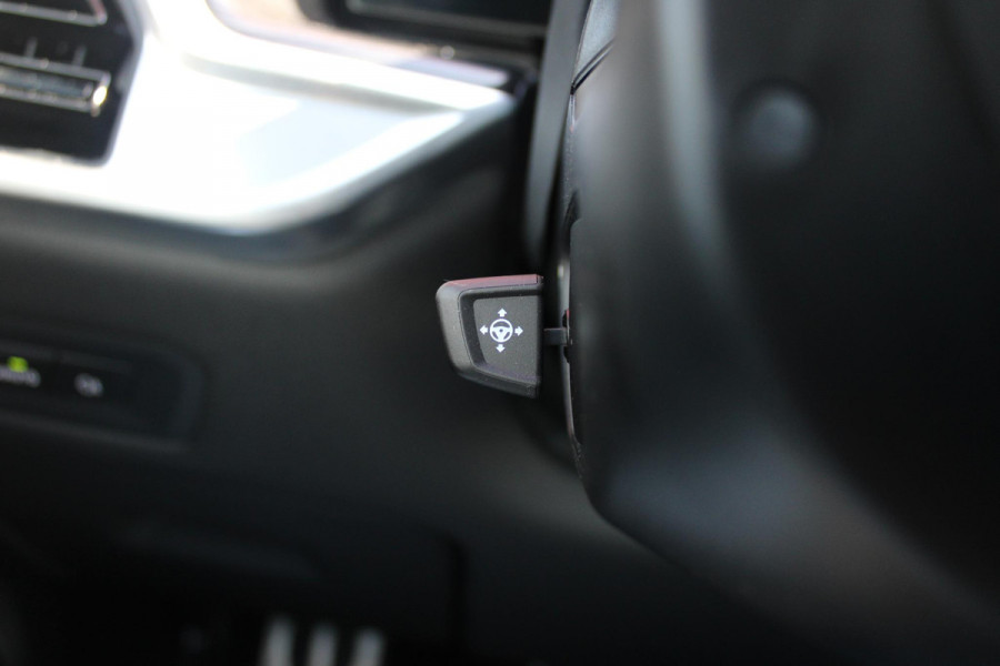 BMW X5 xDrive50e 490PK M-SPORT | PANORAMA SCHUIF/KANTEL DAK "SKY LOUNGE" | COMFORT STOELEN ELEKTRISCH VERSTELBAAR MET GEHEUGENFUNCTIE EN VERWARMBAAR VOOR EN ACHTER | LEDEREN BEKLEDING BMW INDIVIDUAL ZWART | EDELHOUT INTERIEURLIJSTEN | RIJASSISTENT-SYSTEEM DRIVING ASSISTANT PROFFESIONAL MET O.A. DODEHOEK DETECTIE EN ADAPTIVE CRUISE CONTROL | TRAVEL PAKKET | INNOVATIE-PAKKET: PARKEERASSISTENT-PAKKET PROFESSIONAL/ADAPTIEVE LED KOPLAMPEN/HARMAN/KARDON AUDIO SYSTEM/BMW LIVE PROFESSIONAL/RIJASSISTEN-SYSTEEM BMW GESTURE CONTROL/RIJSTROOK ASSISTENT/RIJSTROOKWISSEL ASSISTENT/BOTSWAARS