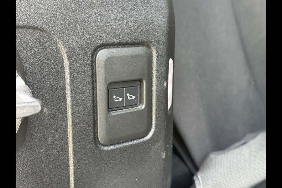 Land Rover Defender 110 P300 110 X-DYNAMIC LEDER LUCHTVERING PANORAMADAK URBAN