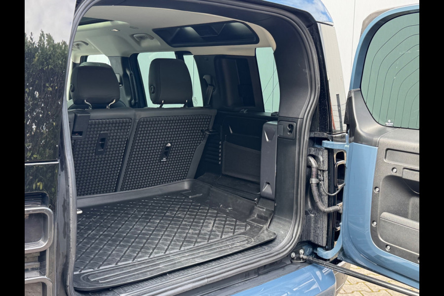 Land Rover Defender 110 P300 110 X-DYNAMIC LEDER LUCHTVERING PANORAMADAK URBAN