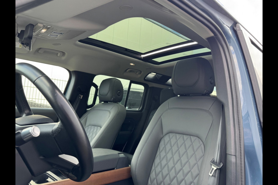 Land Rover Defender 110 P300 110 X-DYNAMIC LEDER LUCHTVERING PANORAMADAK URBAN