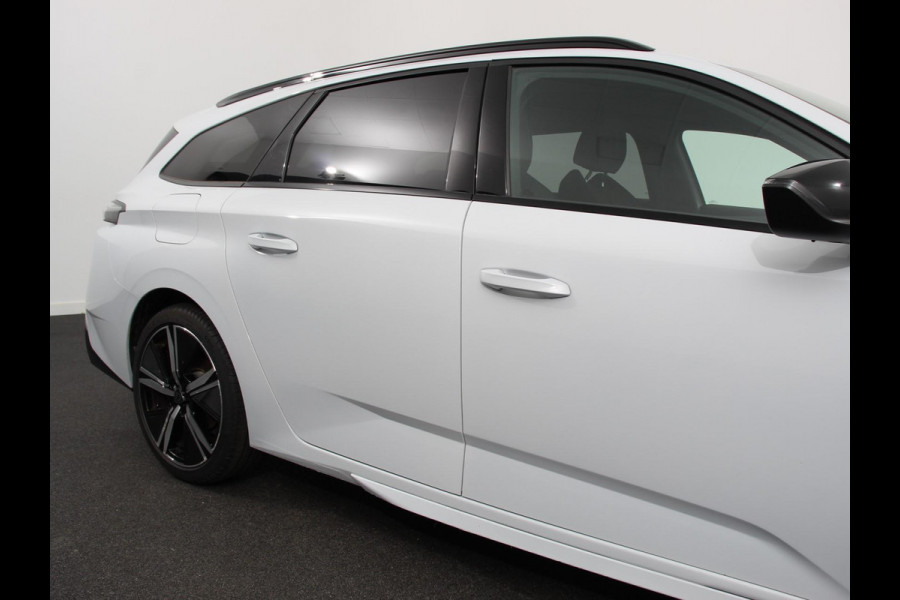 Peugeot 308 1.2 PureTech GT | DEMO ! | Climate control Adaptive cruise control Parkeersensoren Achteruitrijcamera Navigatie Voorstoelen verwarmd LED Apple Carplay/ Android Auto