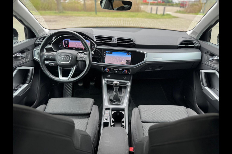 Audi Q3 35 TFSI S LINE edition one, panoramadak, stoelverwarming, digitaal cockpit , dealer onderhouden