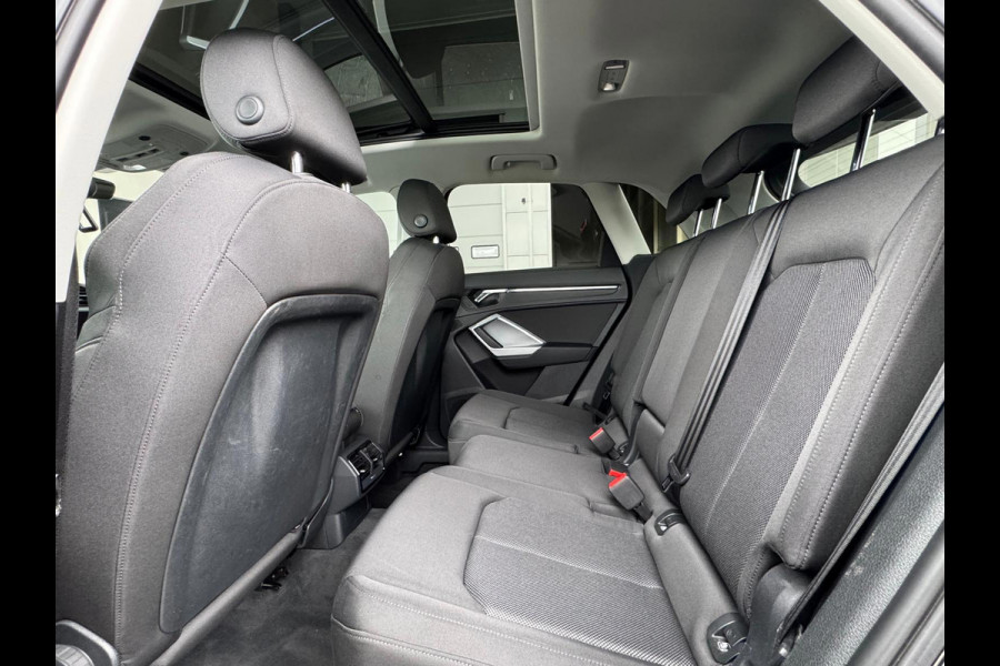 Audi Q3 35 TFSI S LINE edition one, panoramadak, stoelverwarming, digitaal cockpit , dealer onderhouden