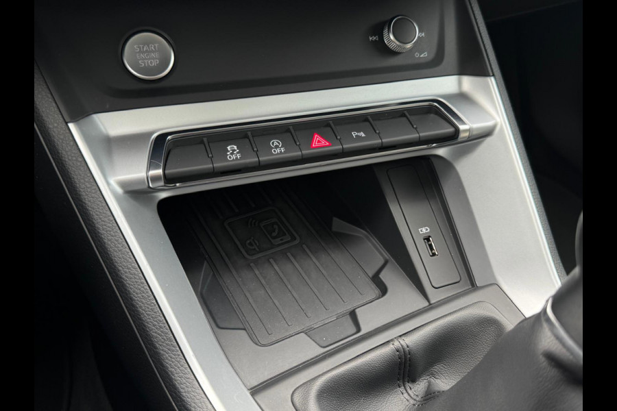 Audi Q3 35 TFSI S LINE edition one, panoramadak, stoelverwarming, digitaal cockpit , dealer onderhouden