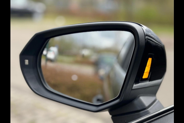 Audi Q3 35 TFSI S LINE edition one, panoramadak, stoelverwarming, digitaal cockpit , dealer onderhouden