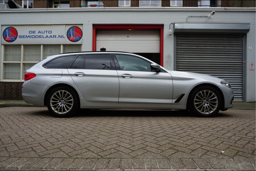BMW 5 Serie Touring 530i High Executive Sport Line | PANO * HUD * Sfeerverlichting * Adaptive + Lane * Wegklapbare trekhaak * Comfortzetels * BMW onderhouden *